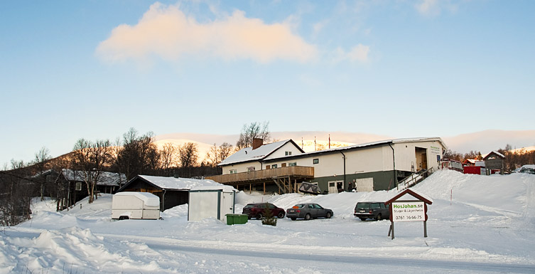V�r stugby med Hamrafj�llet i bakgrunden.