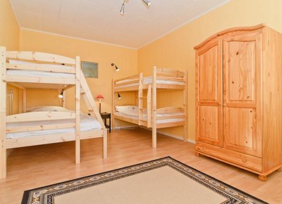 Stora sovrummet med en familjesäng och en våningssäng